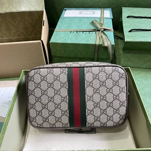 配全套原厂绿盒包装 Gucci Savoy系列饰织带洗漱包 自20世纪60年代问世至今 Gg Supreme帆布不断发展演进 为品牌各个系列添光加彩 经典gg