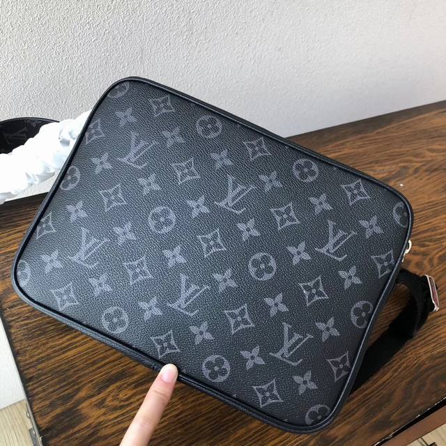 复刻版m30233克outdoor 邮差包路易威登以 Taga 皮革与 Monogram 帆布的交融迎接 2019 年春夏 为 Outdoor 信使包的大胆设计