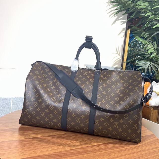 M56714 老花尺寸55X31X24Cm Keepall 旅行袋 配肩带 Keepall是路易威登旅行袋系列中的经典 这个keepall以monogram帆布