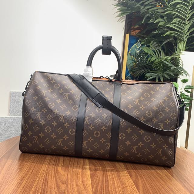 M45616 本款 Keepall Bandouli re 50 旅行袋取材 Monogram 帆布和哑光皮革饰边 邀请 Virgil Abloh 创作的 Zo