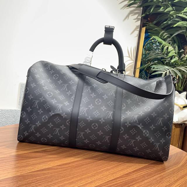 M40567 黑花尺寸50X29X22Cm Keepall 旅行袋 配肩带 Keepall是路易威登旅行袋系列中的经典 这个keepall以monogram帆布