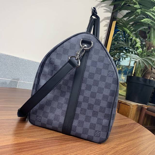 N50016 本款 Keepall Bandouli re 50 旅行袋取材 Damier Graphite 3D 帆布 以机舱行李尺寸囊括充裕容量 内设收纳贵