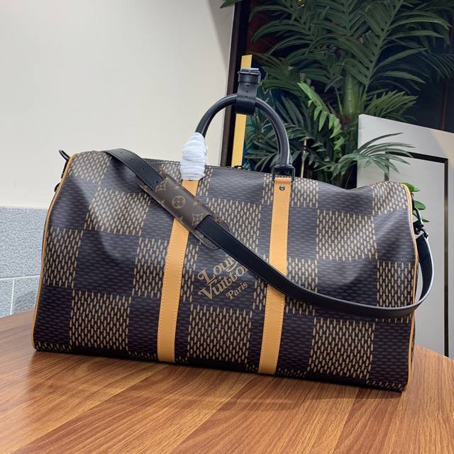 M40360 Keepall Nigo 50旅行到袋 这款合作款的keepall 在维持经典包型的基础上做了包身跟背带的撞色处理 大块棋盘格的设计吸睛又高级 跟