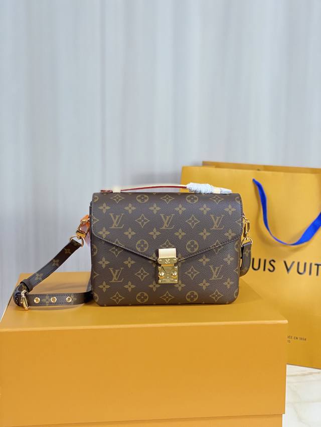 M44875 老花 Pochette Metis 手袋小巧的造型散发出优雅的气息 采用柔软的 Monogram 帆布材质制作而成 尺寸小巧 拥有多个实用的口袋和