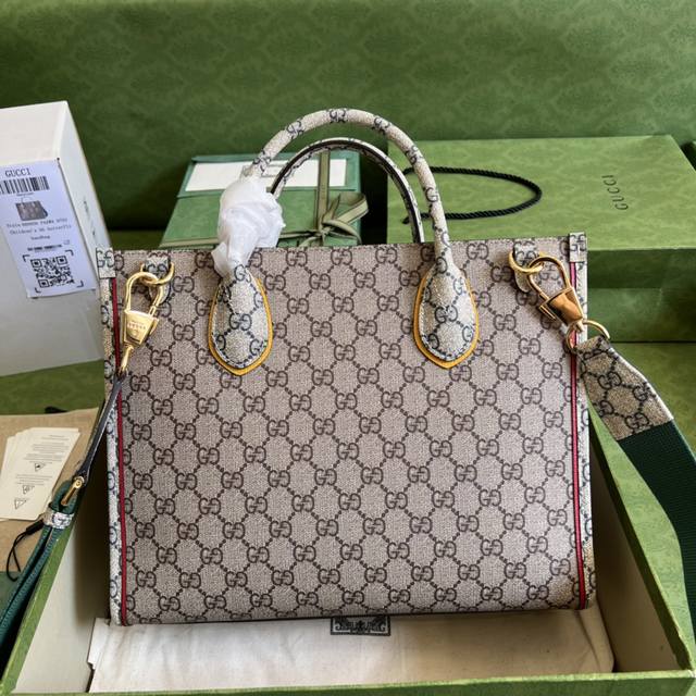 配全套原厂绿盒包装 Exquisite Gucci小号托特包faawa 9782 系列名 Exquisite Gucci 生动装饰从鞋履到旅行箱包的一系列单品