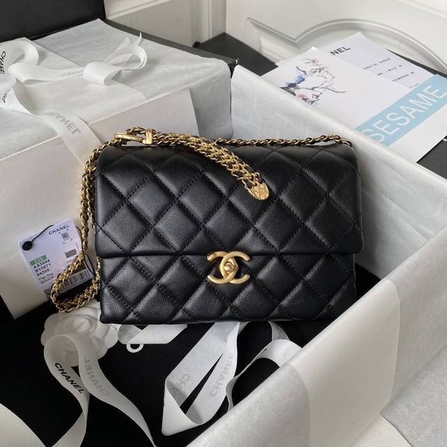 Chanel 23S 闪亮登场腋下包界 大王炸 As3994 神来之笔皮穿链编织调节链 Chanel 23S中的黑马包袋 比方胖子更棱角分明的风琴腋下包小牛皮材