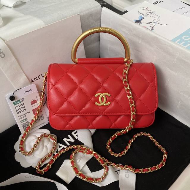 Chanel 23B金属手环翻盖手机包 亮面羊皮一色泽质感满分 五金非常有vintage的味道 能放下14Promax或者粉饼口红卡包钥匙 可手提可斜跨可单肩非