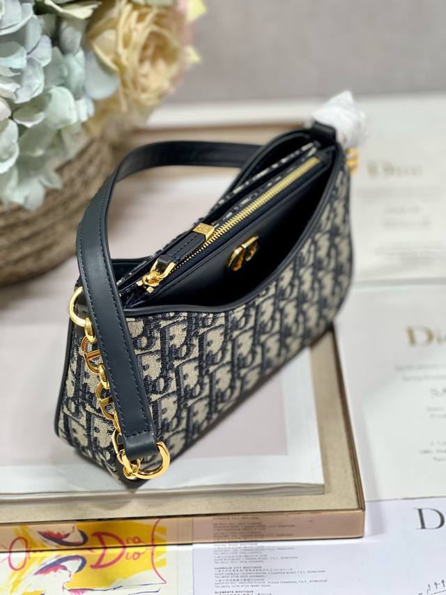 Dior30 Montaigne Hobo Avenue 迷你手袋 老花 这款 Hobo Avenue 迷你手袋是二零二三秋季成衣系列新品 丰富了 30 Mon