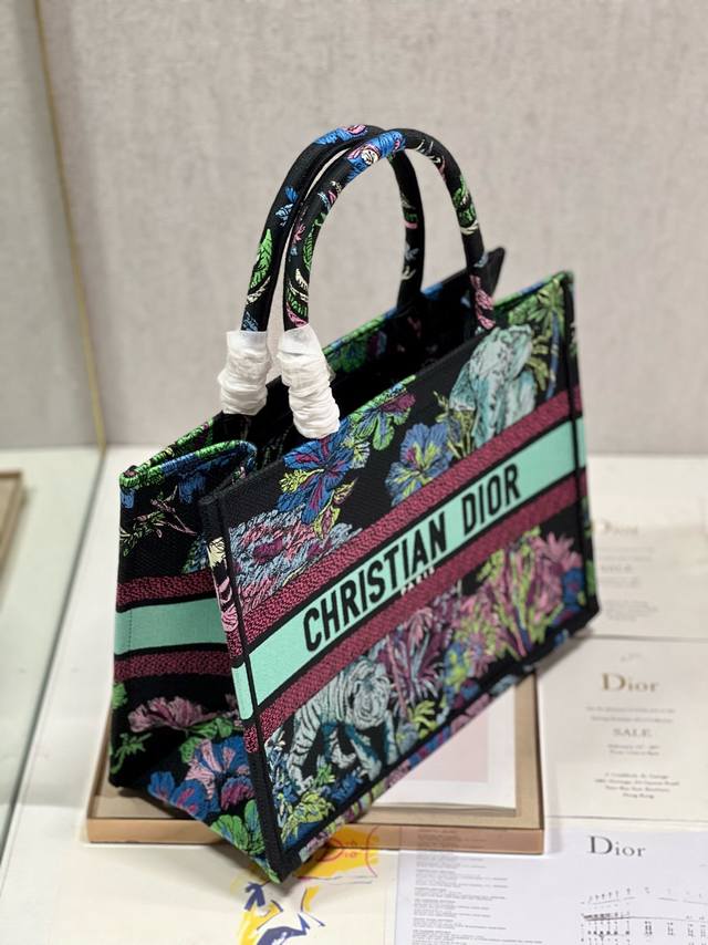 大象绿 中号 Dior Book Tote 购物袋 这款book Tote手袋灵感来自女装创意总监玛丽亚 嘉茜娅 蔻丽 Maria Grazia Chiuri