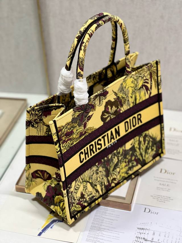 大象黄 中号 Dior Book Tote 购物袋 这款book Tote手袋灵感来自女装创意总监玛丽亚 嘉茜娅 蔻丽 Maria Grazia Chiuri