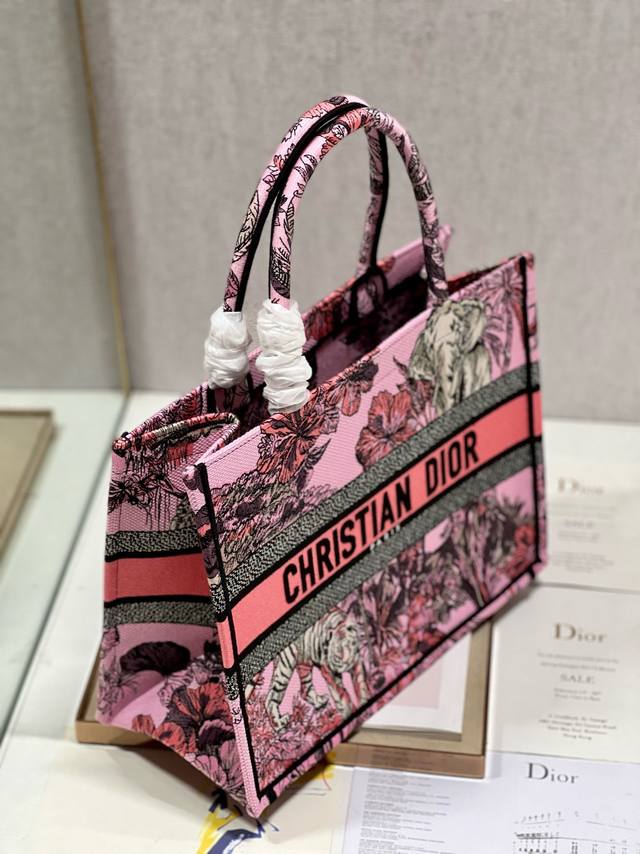 大象粉 中号 Dior Book Tote 购物袋 这款book Tote手袋灵感来自女装创意总监玛丽亚 嘉茜娅 蔻丽 Maria Grazia Chiuri