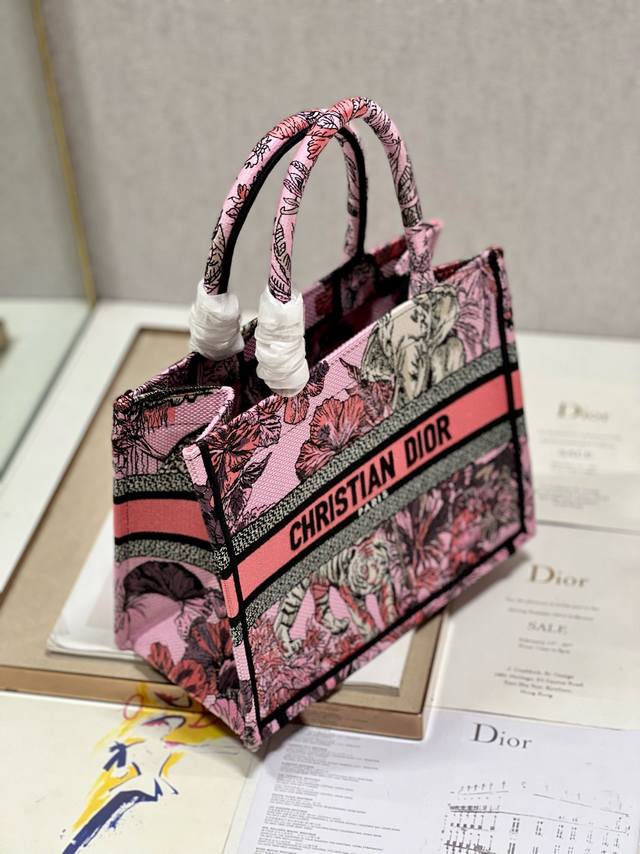 大象粉 新尺寸 Dio.R Mini Book Tote 复古又时髦的凹造型单品精湛的刺绣工艺完美呈现 随手一搭就能给搭配带来亮点 这款mini号太阔爱了8 小