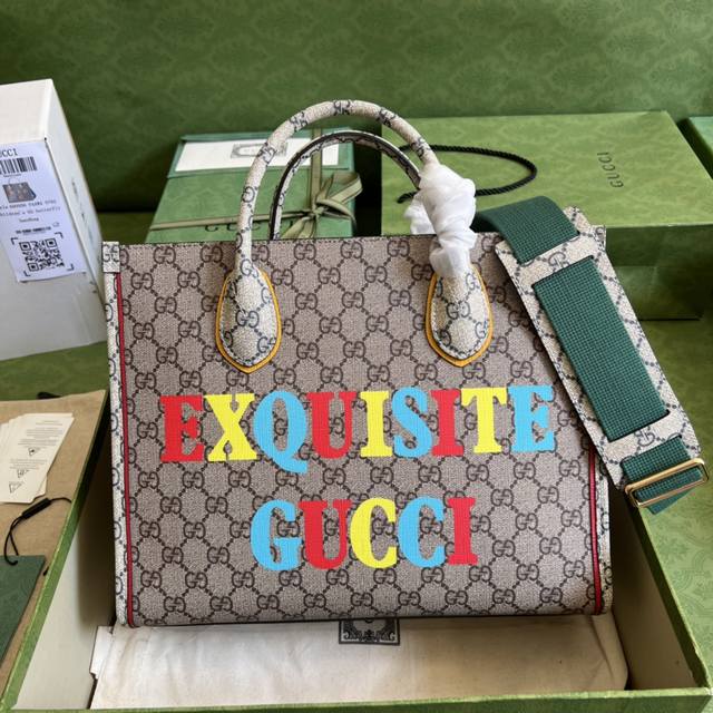 配全套原厂绿盒包装 Exquisite Gucci小号托特包faawa 9782 系列名 Exquisite Gucci 生动装饰从鞋履到旅行箱包的一系列单品 - 点击图像关闭