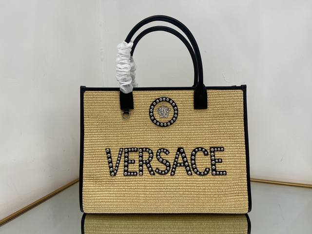 Versace范思哲 新品夏季拉菲草 将夏日海岛风情带到你的生活 Versace23春夏系列全新草编 Logo 托特包自带高强韧性和超凡美感 设计朴素大方 完美