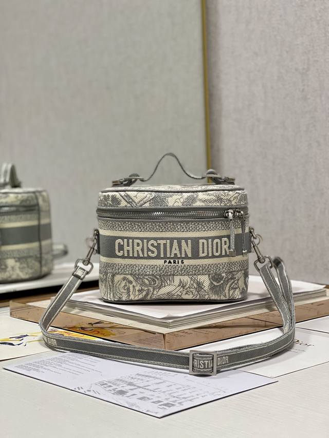 Dior迪奥 新品斜挎化妆包 正面饰以 Christian Dior 标志 搭配可拆卸 可调节的同色调刺绣肩带 令造型更加精致 精巧的设计充分体现 Dior 的