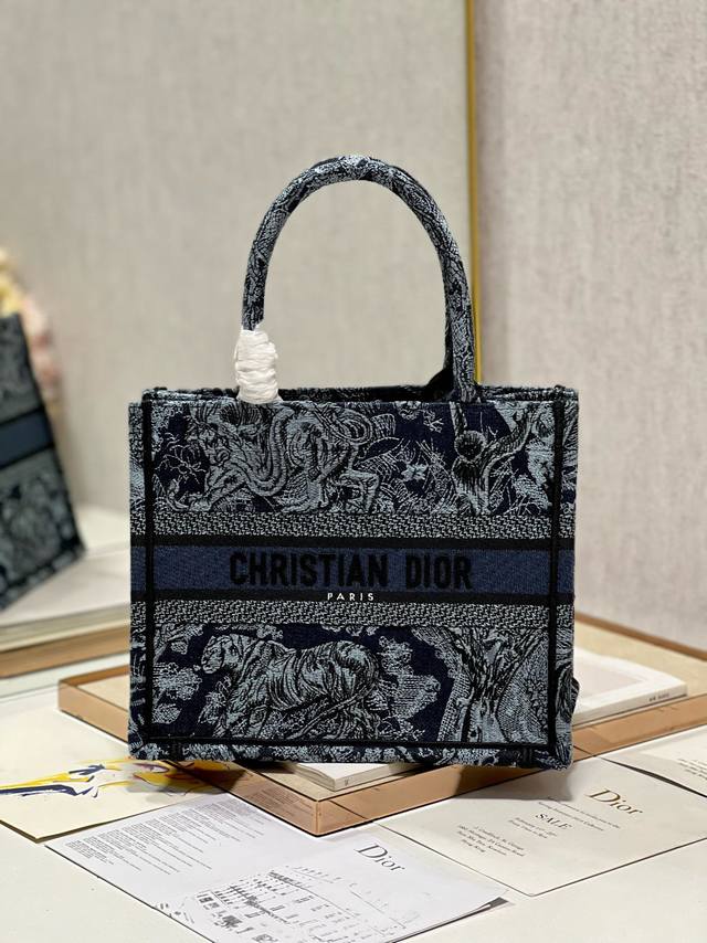 小号 Dior迪奥 爆款 Book Tote 购物袋 牛仔蓝虎刺绣 这款book Tote手袋灵感来自女装创意总监玛丽亚 嘉茜娅 蔻丽 Maria Grazia