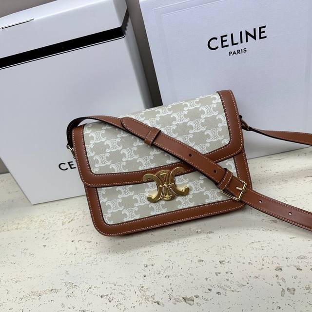 中号 0 Celine赛琳 新品凯旋triomphe全新印花织物配小牛皮肩背包 %小牛皮 金色金属件 %小羊皮衬里 羊皮做工非常平顺柔软 黄铜锁扣 可肩背或斜挎