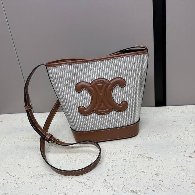 Celine赛琳 新品 Cuir Triomphe 条纹帆布拼牛皮水桶包 延续经典 立体的凯旋门标志焕然一新 低调简约 超级实用百搭 必入款可斜挎和肩背 搭配可