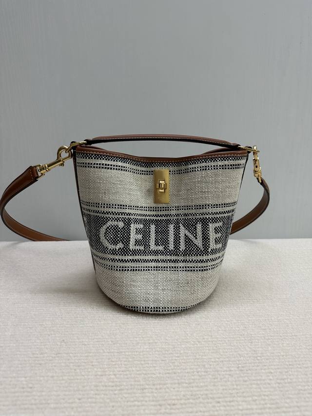 小号 Celine赛琳 新品 Bucket 16 织物水桶 最新米色麻质 亲和感 版型随意自然 复古与时尚展现的淋漓尽致 简约风格轻松上身 搭配一个内袋可放置贵