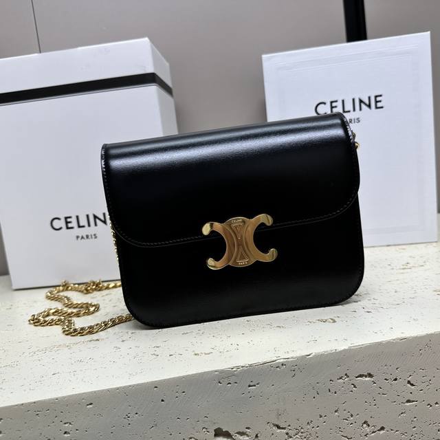 Celine赛琳 新品college Triomphe升级版链条亮泽牛皮革手袋 Triomphe磁扣 羊皮革衬里 可斜挎和肩背 2个主隔层 1个内侧拉链口袋 1