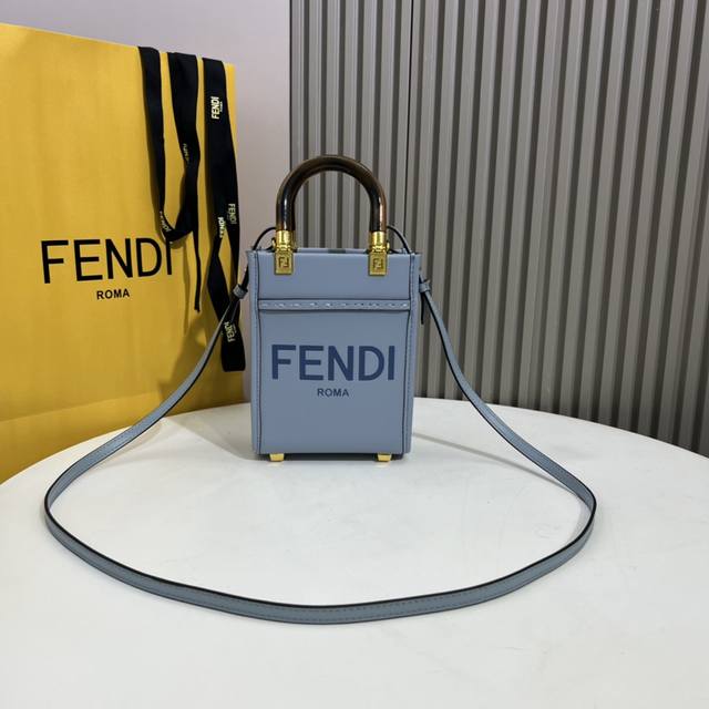 Fendi官网最新sunshine Mini Tote搭配一身aii White立马变成全身唯一的亮点 春日时髦精 逃不过minitote真香定律看了一眼让人一