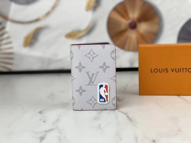 Lv Nba 联名白花短款钱夹 两大ip强强联手 让一众年轻人爱不释手 生活不一定要很酷 但一定要有态度 备个小钱包还是很有必要的 随身的包包里一定要放一个小钱