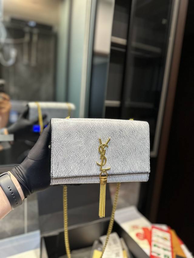 礼盒包装 Ysl Kateil流苏包 圣罗兰王子文同款 Woc 链条包 圣罗兰 Ysl 专柜最新同步款 来自最新一季的绝妙设计 经典的monogram Logo