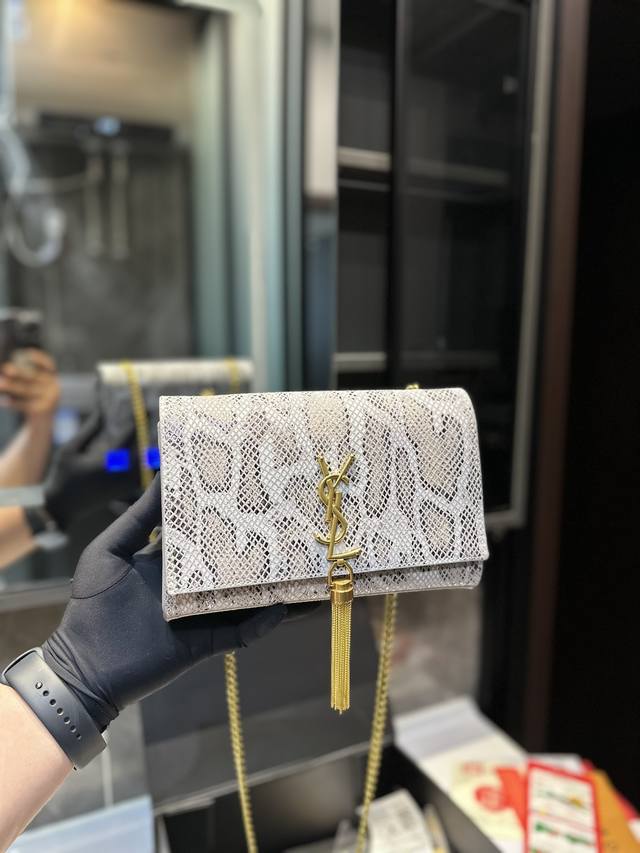 礼盒包装 Ysl Kateil流苏包 圣罗兰王子文同款 Woc 链条包 圣罗兰 Ysl 专柜最新同步款 来自最新一季的绝妙设计 经典的monogram Logo