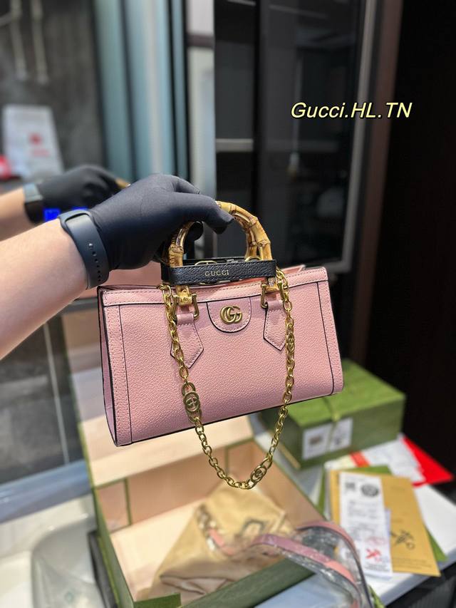 礼盒包装 Gucci Diana 以竹之名临 全新尺寸来喽 竹节 是古驰的标志 也是半个多世纪优雅的符号 简单的竹节手柄 其实经历了 千锤百炼 竹子与中国也 源