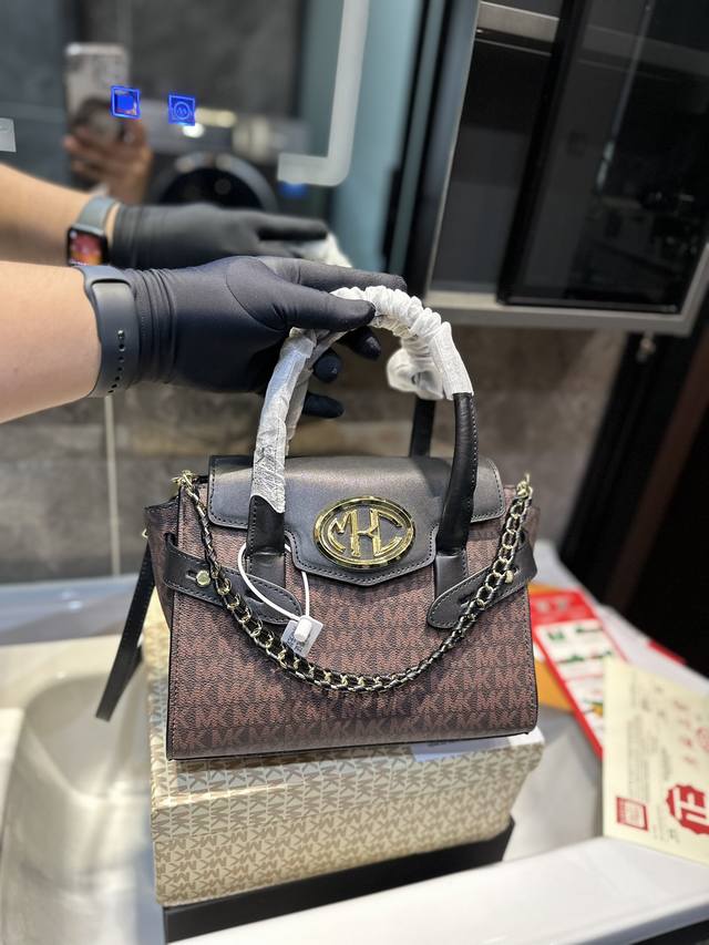 礼盒包装 Michael Kors Mk Carmen系列饺子包 官网精选款 代购品质mk圆桶包 手提单肩包 手感超舒服 高纯度ykk五金 永不褪色 超级美 精