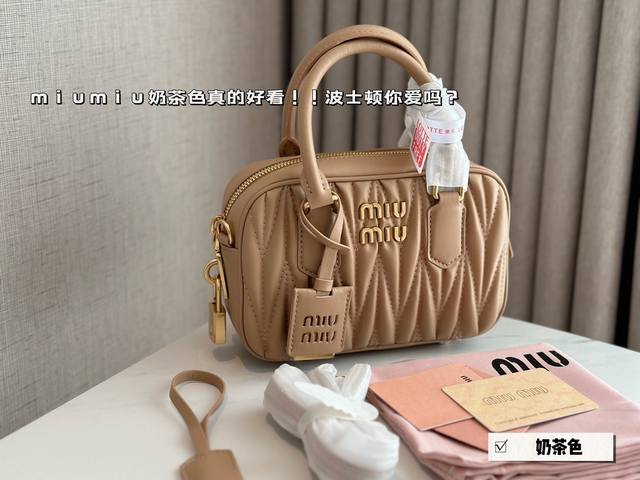 升级版配盒 Size 20*14Cm Miumiu保龄球包包甜度刚好 很难不爱啊啊 又奶又千金的感觉 可手拎也可斜挎 绝对不是小废包哦容量足足的~~ 出场就是m