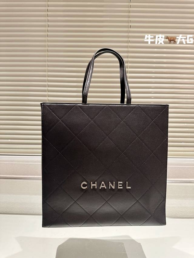 头层皮 香奈儿 Chanel 托特包 香奈儿这款小包 方方正正 可单链斜挎 可单肩吉 尺寸33 33Cm 小号 26 26Cm