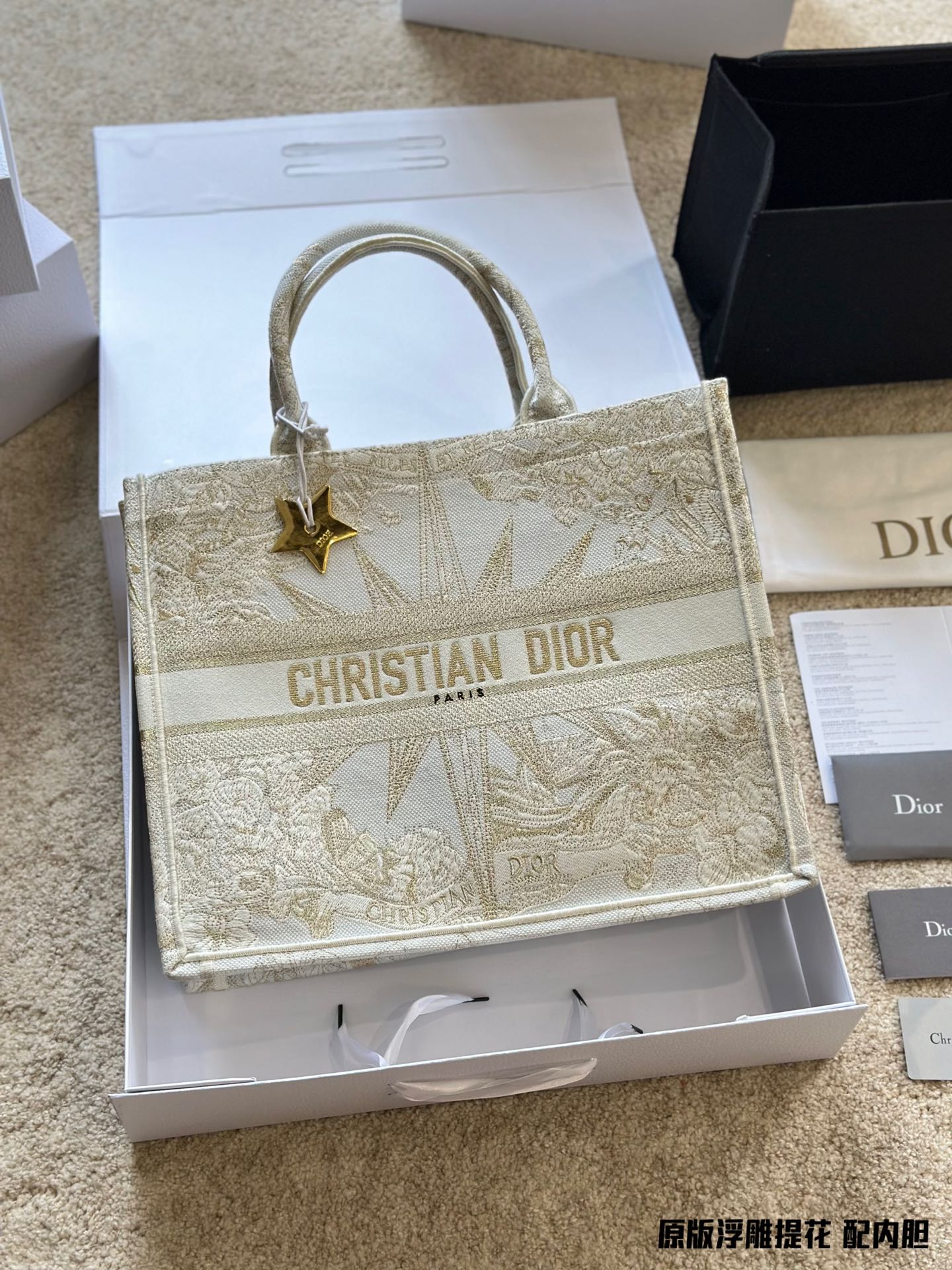 3D浮雕原版布 Dior 原版布提花 配内胆 丝巾 星星 Dior Book Tote今年最喜欢的一款购物袋 Tote我用的次数最多的包 因为容量超级大 不管什 - 点击图像关闭