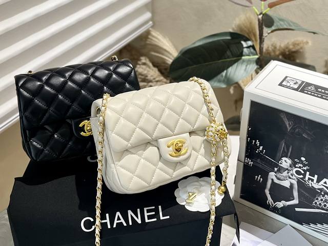 折叠礼盒 Chanel 编织小金球 方胖子 四季随性百搭 质感更温柔 出镜率超高 Chanel 搭配休闲风的t恤 裤子 正式点的西装外套都很可 一部手机 一两支