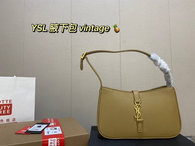 平纹 全套礼盒包装 飞机盒 推荐杨树林ysl 腋下包 非常适合秋冬的一款腋下包~ 看多了celine Gucci Prada.... 杨树林的这款却是很新颖,V