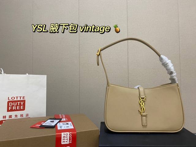 平纹 全套礼盒包装 飞机盒 推荐杨树林ysl 腋下包 非常适合秋冬的一款腋下包~ 看多了celine Gucci Prada.... 杨树林的这款却是很新颖,V