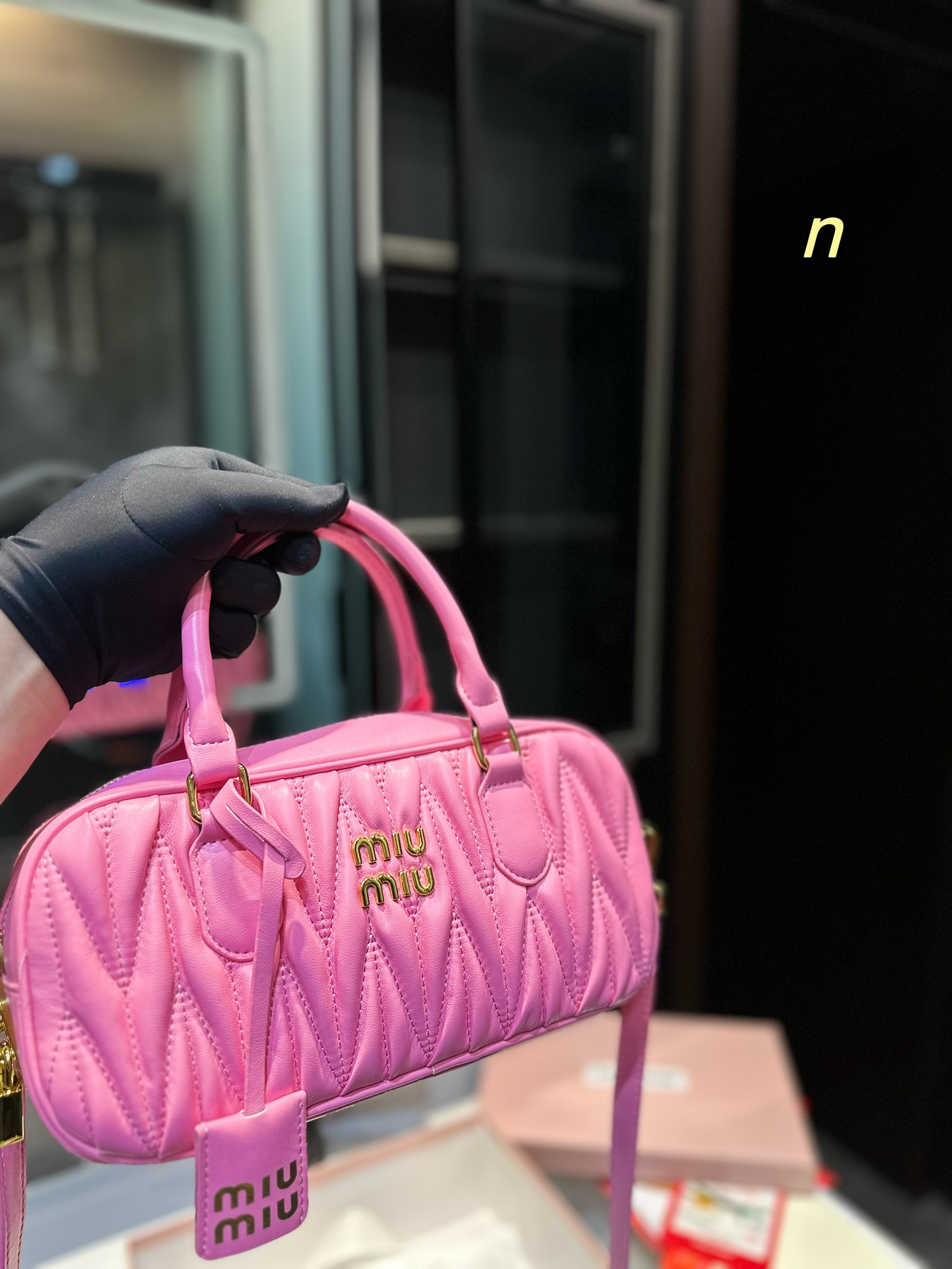 礼盒包装 Miumiu经典托特 经典百搭miumiu标志小皱褶压纹设计 特色鲜明 釆用顶级进口小羊皮纹面料 质感细腻柔软 华美的仿水晶链条长肩带 魅力闪耀 设计