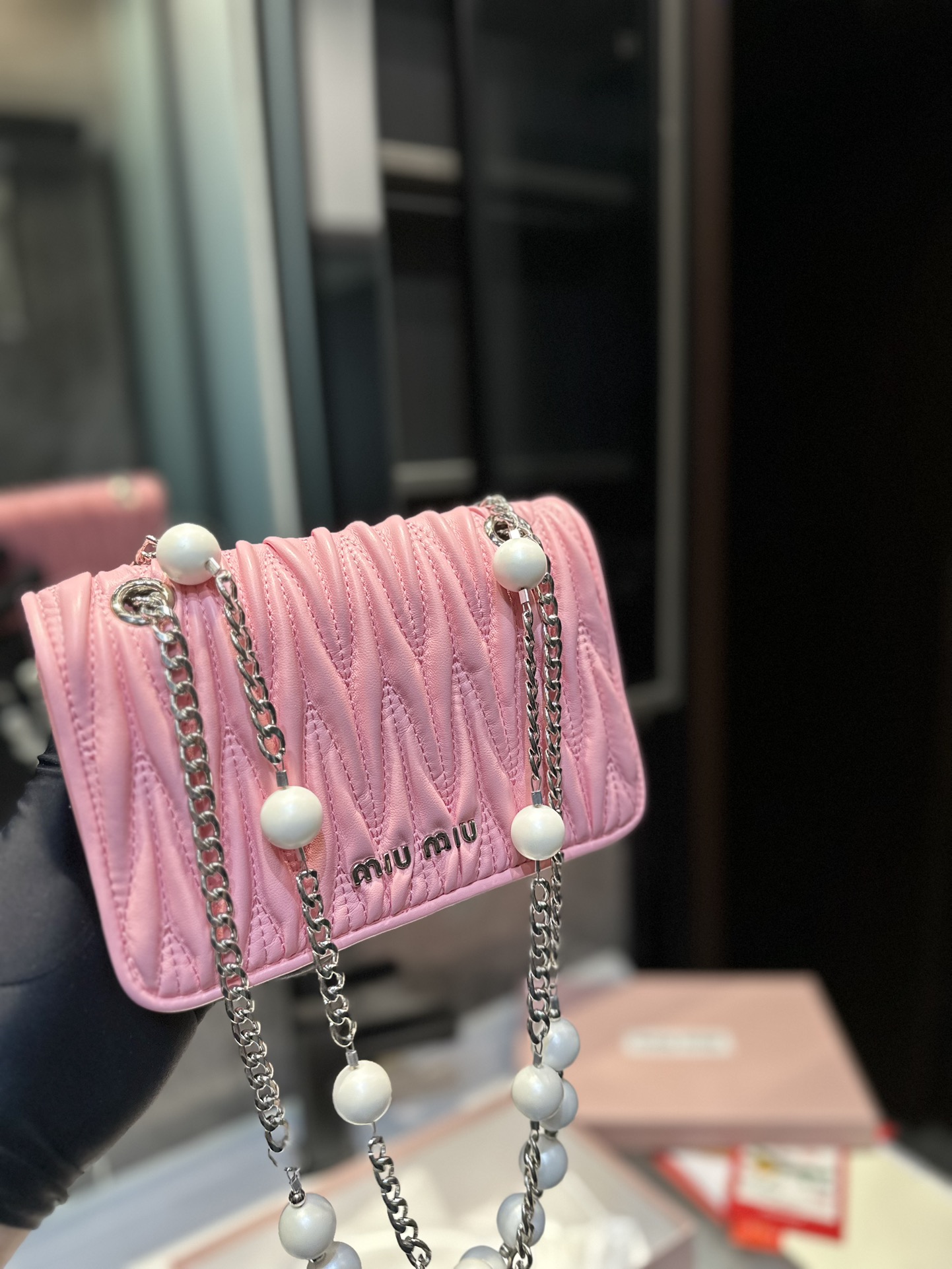 礼盒包装 Miumiu新品 新款软羊革手袋里外均釆用顶级进口羊皮纹材质 包型大小适中 线条简约 滑动式金属肩带饰以仿水晶配肩垫 闪耀熠熠光泽 包包轻巧不累赘 内