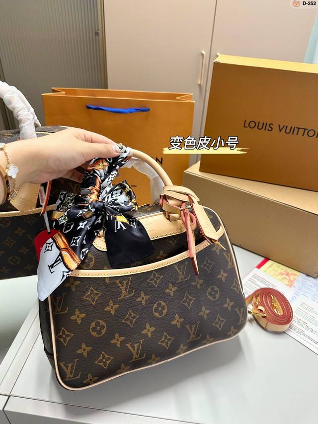 小 Lv 中古老花珍妮包 今年要问什么包最火 必须是vintage 中古老花款 中古包都是非常经典的包包 不仅款式特别且不怕烂大街 是禁得起时间考验 绝版的精品