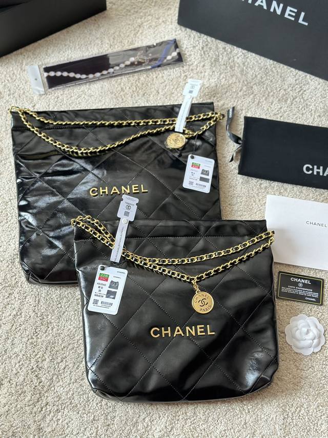 复刻版 大号 Chanel 22Bag 以数字命名的 垃圾袋 2021 年10 月 Chanel 品牌艺术总监virginie Viard在2022年春夏 时装