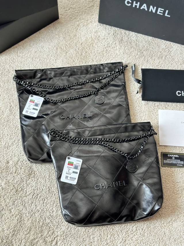 复刻版 大号 Chanel 22Bag 以数字命名的 垃圾袋 2021 年10 月 Chanel 品牌艺术总监virginie Viard在2022年春夏 时装