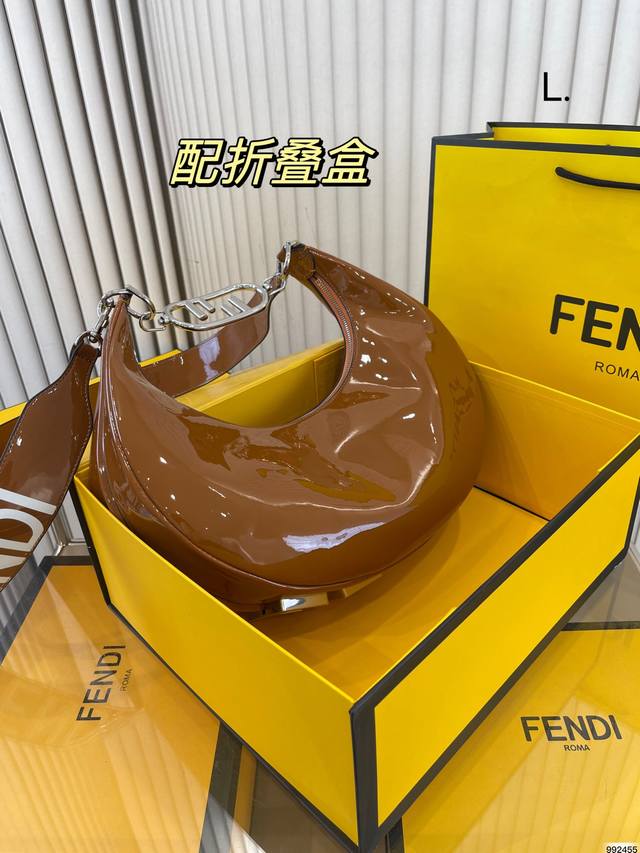 折叠盒 芬迪 Fendi Graphy 手袋 腋下包 以月牙造型为特色 把经典金属大logo[Fendi]装饰在包包底部 包包的轮廓很贴切身体的线条 背在腋下的