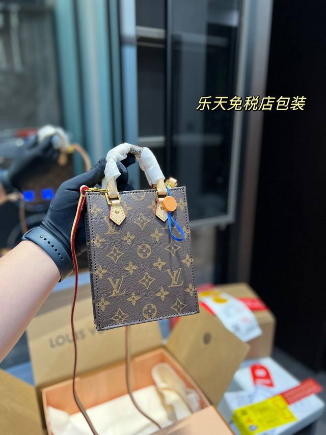 原版变色牛皮 Lv Sac Plat 新款琴谱包 该款手提公事包是一款可以轻易放入文件的纵长 型包包 它设有一个敞开式内口袋,一个手机专用袋 D型环z尺寸 14