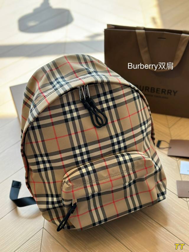 Size 30*40Cm Bur双肩包这款背包以标志性burberry Trench风衣的独创面料作为灵感来源 采用与棉质嘎巴甸同为密织结构的柔韧尼龙材质制成