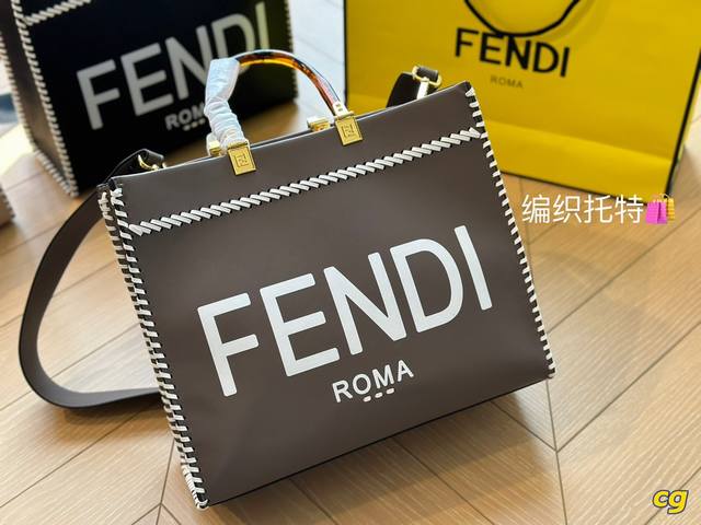 尺寸 36Cm F家 Fendi Peekabo 购物袋 经典的tote造型 但是这款最大的特点 手提腋下 - 点击图像关闭