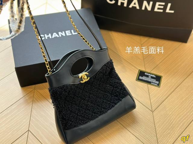 折叠盒 Chanel 31Bag31Bag再次回归就闭眼入 有什么颜色买什么颜色 图片色可能略有色差 但实物是非常好看的 容量不用说了 肩带也正好斜挎不会太长