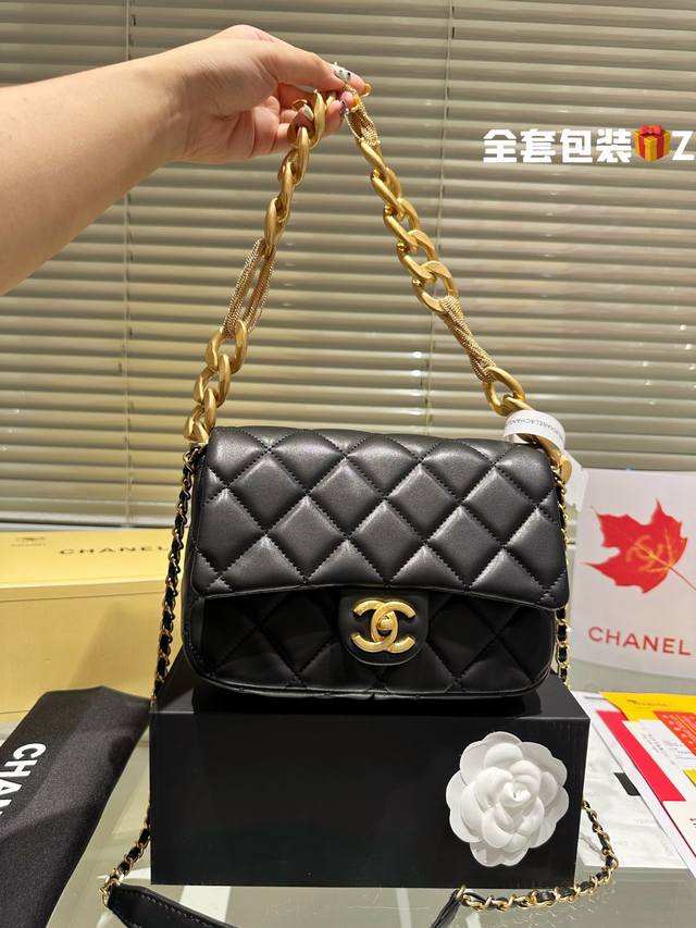 全套包装 Chanel 粗链条腋下包 上新的时候看到 实物 就知道他要火了 现货供不应求 这一季度的王炸 尺寸21Cm