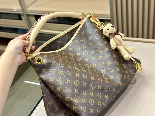 Size 30*39Cm Lv 23Ss年度包王 腋下包喜欢吗 性价比颜值超在线了 单肩斜挎完全没问题 怎么背都很好看 搜索lv 手提腋下包 - 点击图像关闭