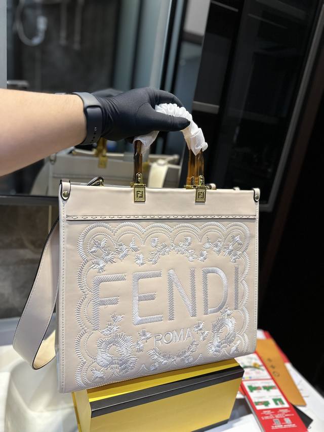 Fendi 芬迪夏天一定要有个托特包太美了 整个配色值得入手的一个托特包旅行 海边 沙滩 野餐 户外 聚餐 Roma绝对少不了的一个包 Y尺寸35Cm