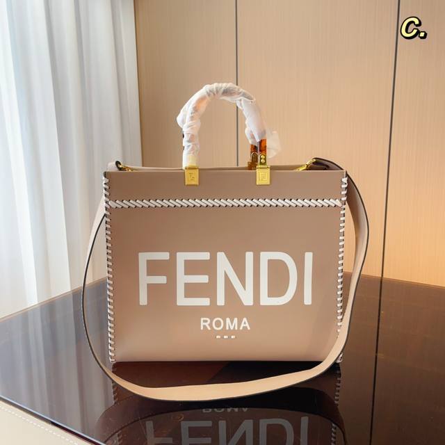 芬迪logo的托特包fendi Tote 好看又酷炫的芬迪包包 刺绣的设计 Fendi托特包 阳光手提袋 字母蛇皮logo手工缝线设计 玳瑁双手柄是整个包包最大